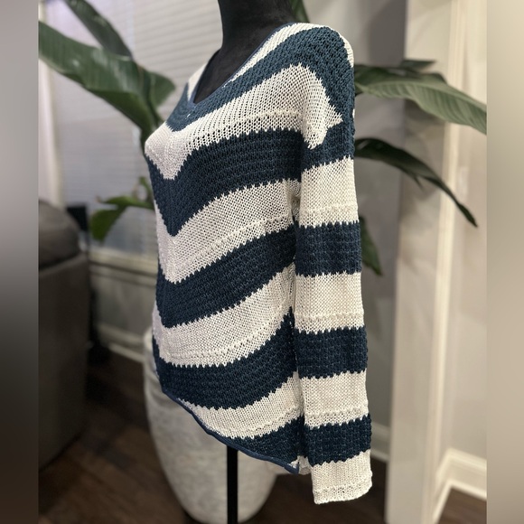 ✨NWT✨VON MAUR R D Style KNIT Women Size M 100% Acrylic White Blue Asymmetrical - Picture 3 of 11